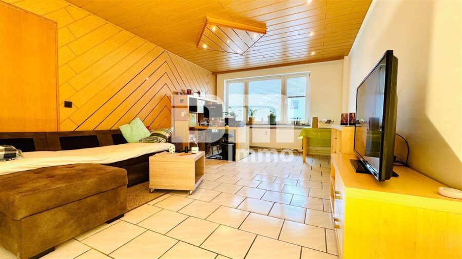 Modernisiertes Mehrfamilienhaus mit 8 Wohneinheiten und 2 Gewerbeflächen - Wohnzimmer WE1